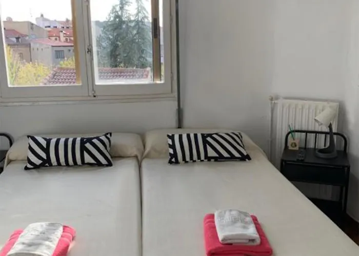 Y Restaurante Puerta De Aranda 2*